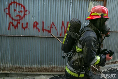 Bakının mərkəzində yaşayış binasında baş verən yanğın söndürülüb - FOTO - YENİLƏNİB