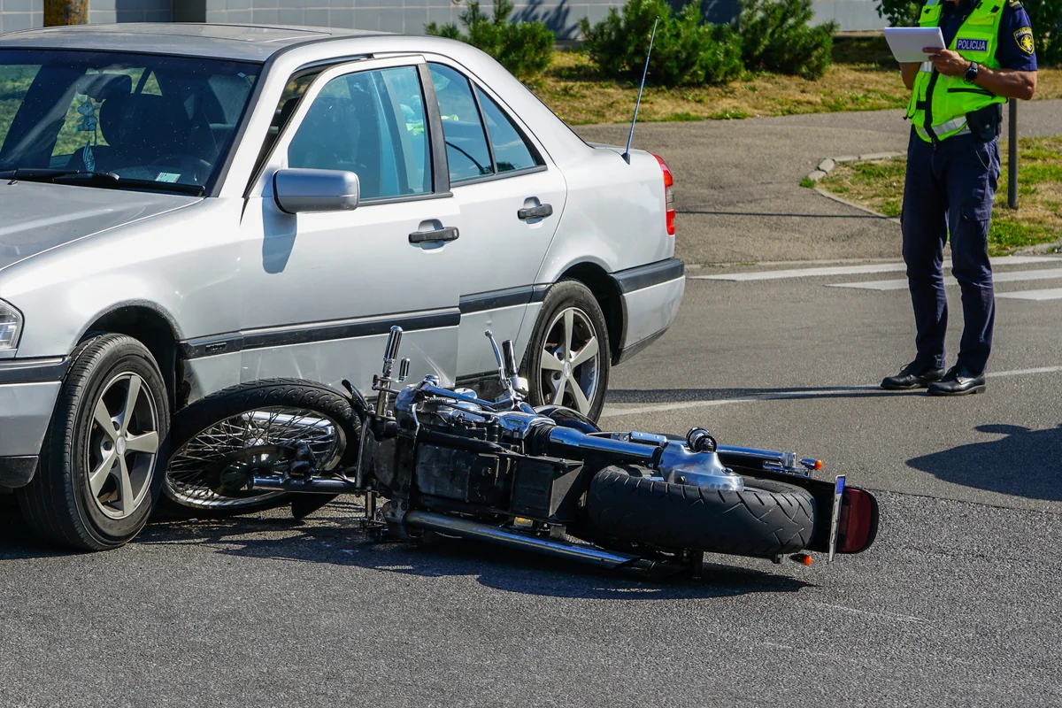 Bakıda motosikletlə avtomobil toqquşub, xəsarət alan var