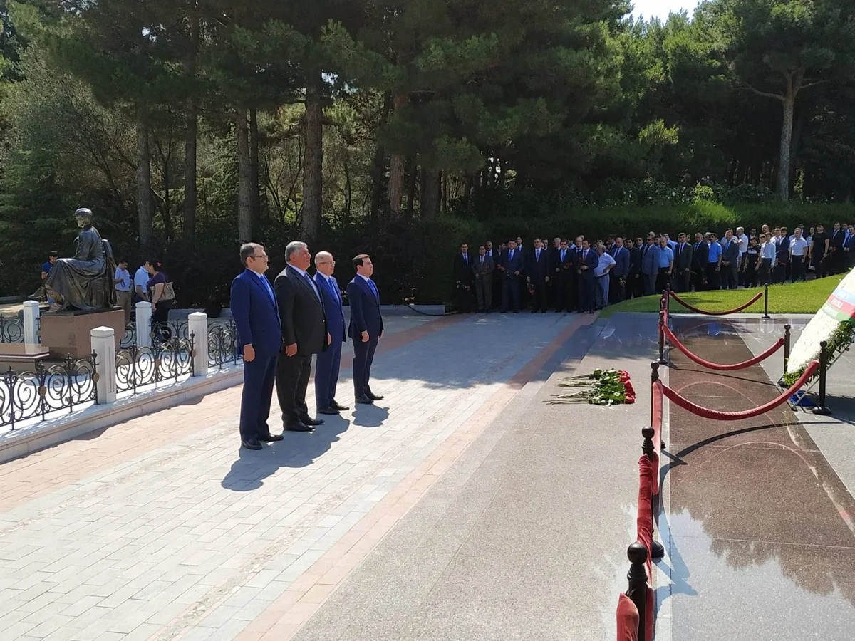 Gənclər və İdman Nazirliyinin əməkdaşları Fəxri Xiyabanı ziyarət edib
