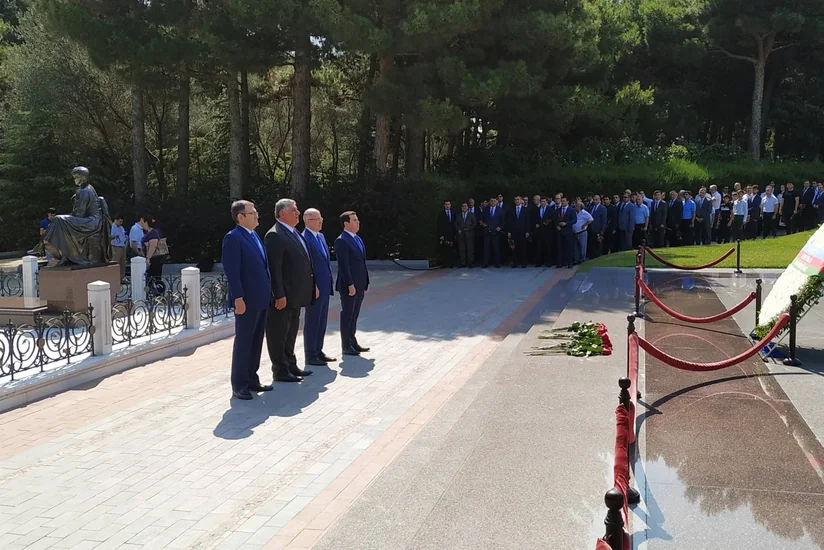 Gənclər və İdman Nazirliyinin əməkdaşları Fəxri Xiyabanı ziyarət edib