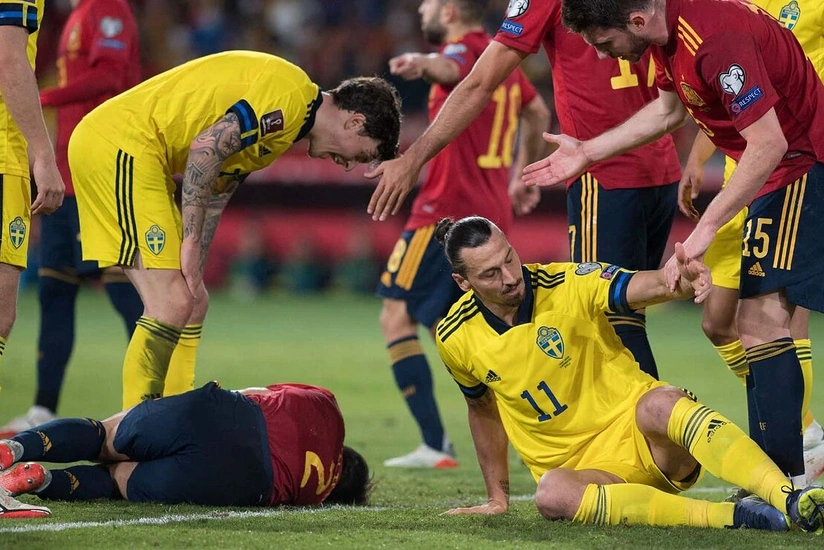 İbrahimoviç çiyin zərbəsi ilə ispaniyalı futbolçunu yerə yıxıb
