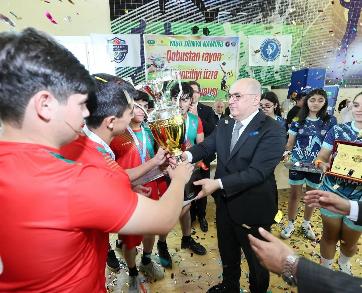 Şahin Bağırov Qobustanda yeniyetmə voleybolçularla görüşüb