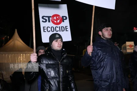 Ekofəallar etirazlarını axşam saatlarında da ruh yüksəkliyi ilə davam etdirir