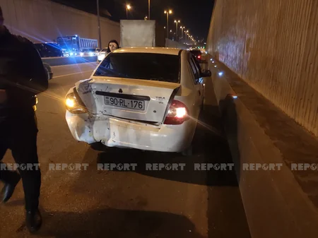Bakıda motosikletlə avtomobil toqquşdu, xəsarət alan var - VİDEO
