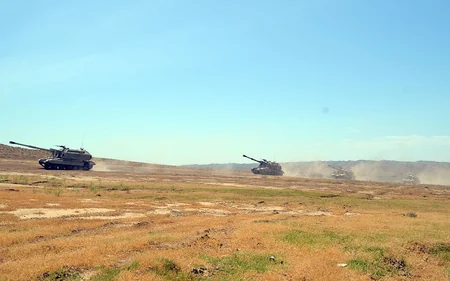 Artillerymen conduct combat firing of Msta-S self-propelled howitzer - VIDEO