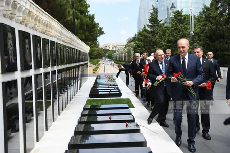 Türkiyə parlamentinin sədri Heydər Əliyevin məzarını, Şəhidlər Xiyabanını və Türk Şəhidliyini ziyarət edib - YENİLƏNİB