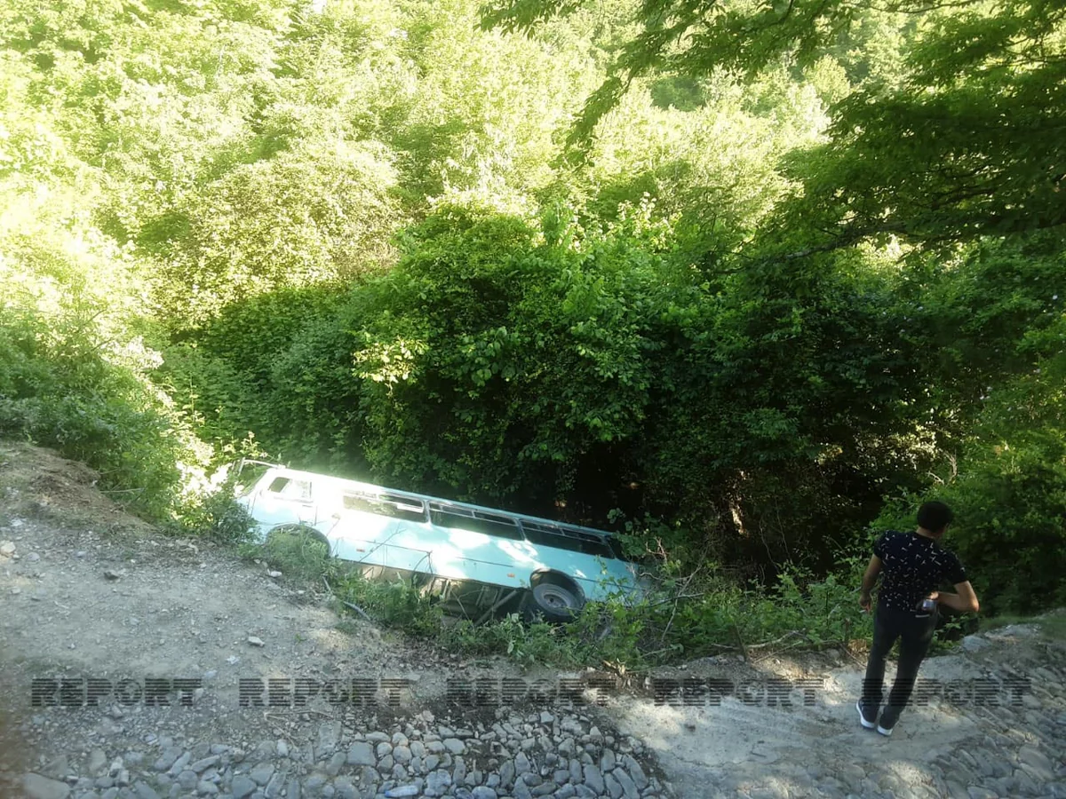 В Шеки автобус с туристами упал в овраг, есть пострадавшие