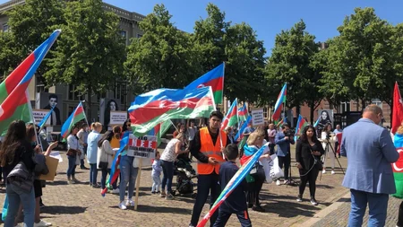 Azərbaycanlılar Niderland parlamentinin qarşısında Ermənistanın törətdiyi hərbi təxribatlara etiraz ediblər