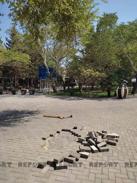 Bakı bulvarında daş üzlüklər yararsız vəziyyətə düşüb