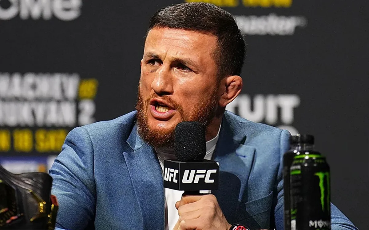 Грузинский боец защитил титул чемпиона UFC в легчайшем весе
