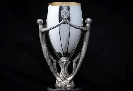 UEFA Finalissimanın kubokunu təqdim edib