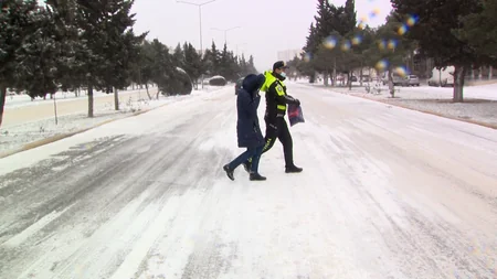 Polis köməksiz vəziyyətdə qalan sürücü və sərnişinlərə kömək edib