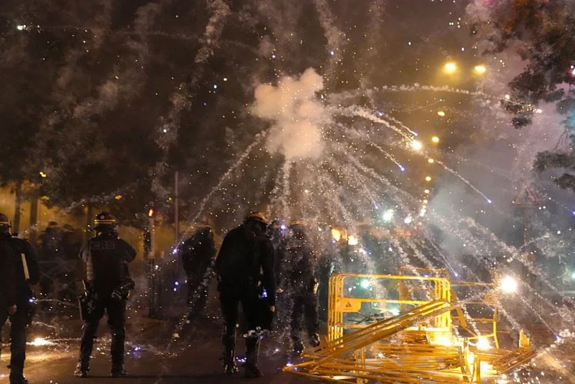 За ночь беспорядков во Франции было подожжено около 500 зданий и более 550 машин