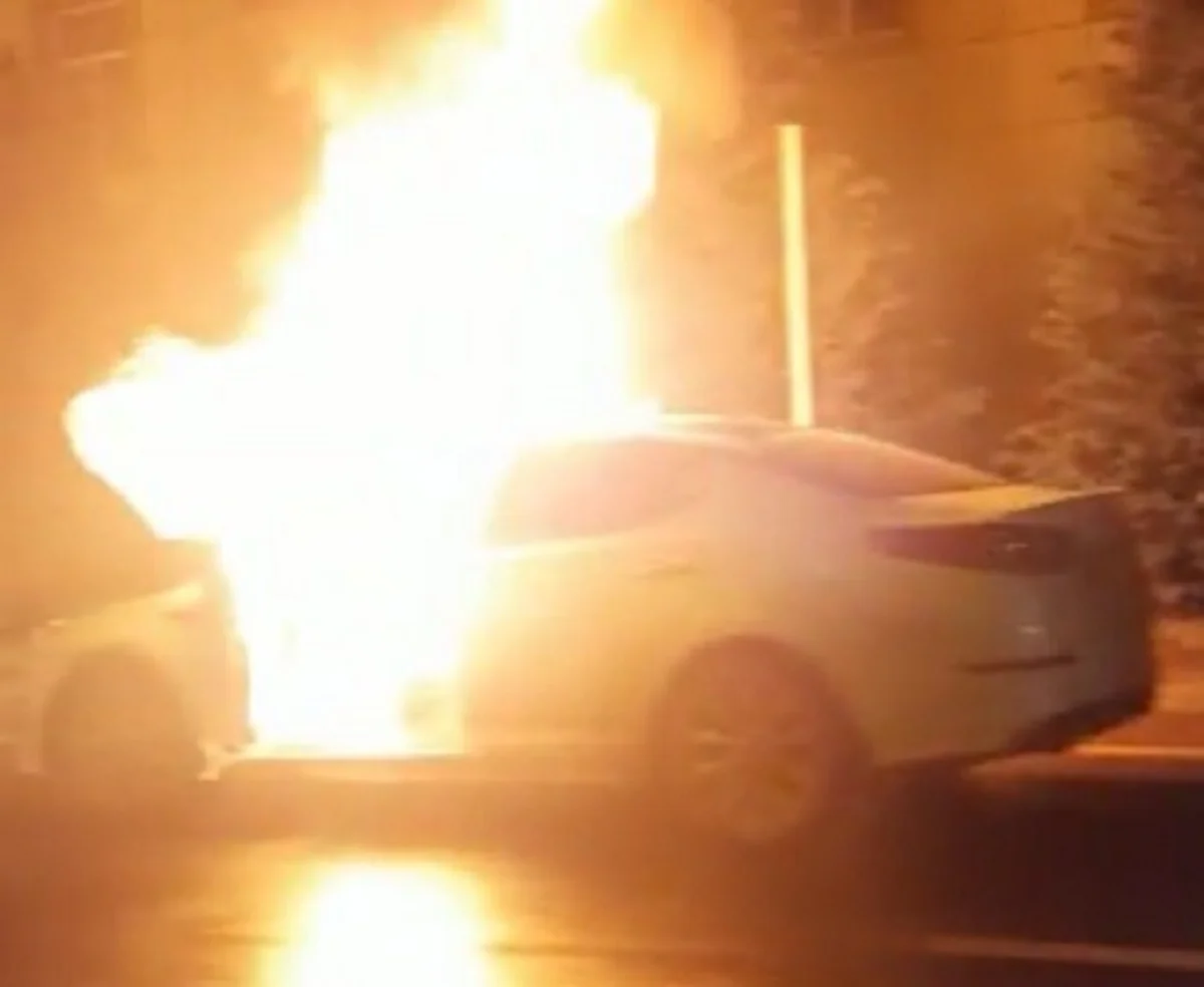 Bakıda avtomobil yanıb - VİDEO - YENİLƏNİB