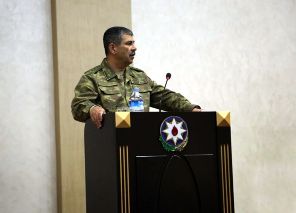 ​Müdafiə naziri zabit heyəti ilə toplantı keçirib
