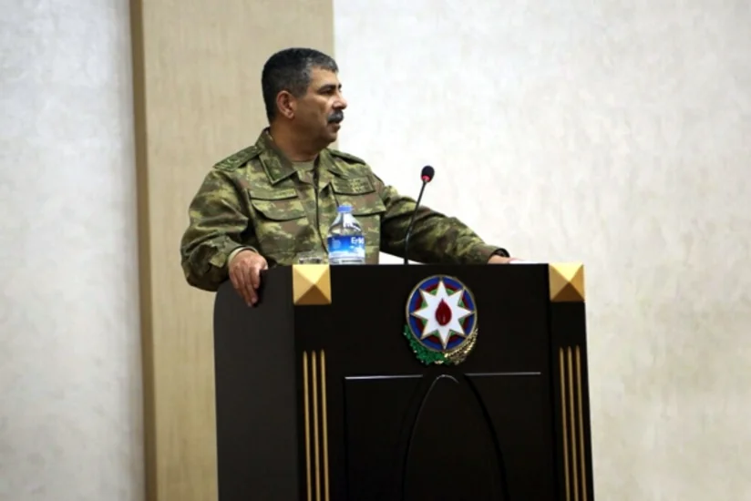 ​Müdafiə naziri zabit heyəti ilə toplantı keçirib