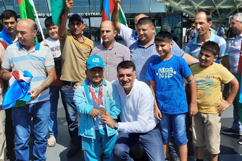 Tokio-2020: Azərbaycanın ilk medalını qazanmış paralimpiyaçı Vətənə qayıdıb