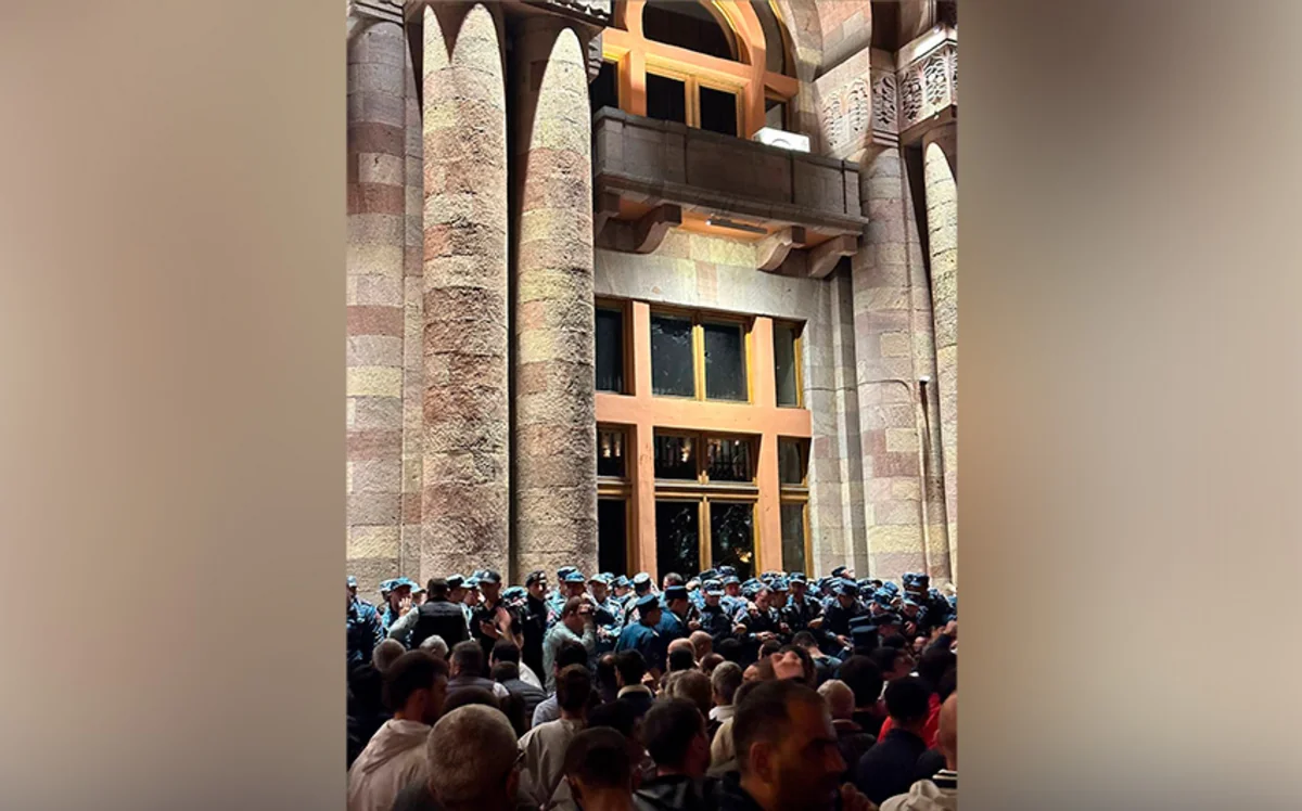Etirazçılar Rusiyanın Ermənistandakı səfirliyinə giriş-çıxışı bağlayıblar