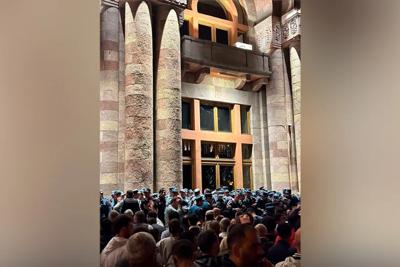 Etirazçılar Rusiyanın Ermənistandakı səfirliyinə giriş-çıxışı bağlayıblar