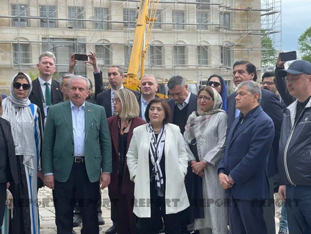 İƏT PA-nın Üçüncü Ümumi Konfransının iştirakçıları Şuşada “Güllələnmiş heykəllər”i ziyarət ediblər