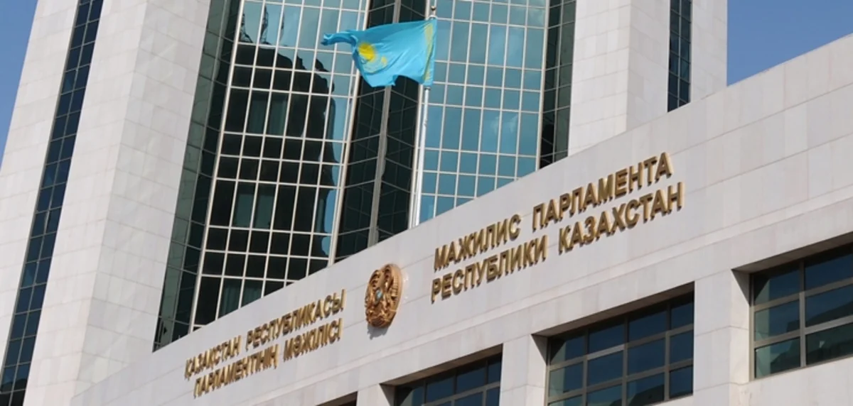 Депутаты нижней палаты парламента Казахстана обратились к президенту с предложением досрочно распустить палату