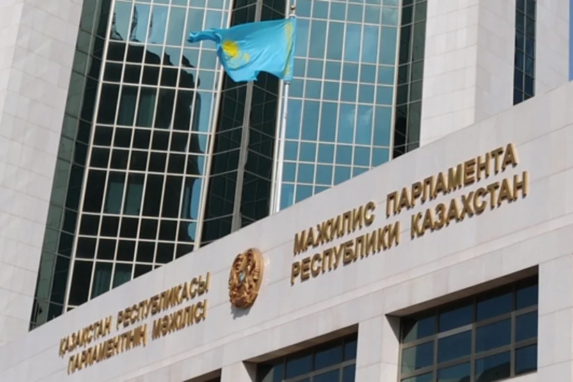Депутаты нижней палаты парламента Казахстана обратились к президенту с предложением досрочно распустить палату