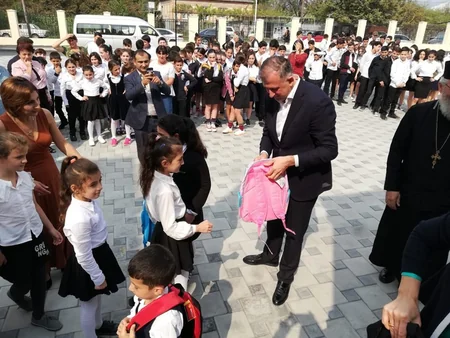 Gürcüstan Azərbaycandakı yeni gürcüdilli məktəbə hədiyyə göndərib