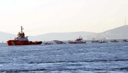 ​Bosfor boğazında yük gəmisi ilə kater toqquşub, 3 nəfər ölüb, 4 nəfər yaralanıb - VİDEO
