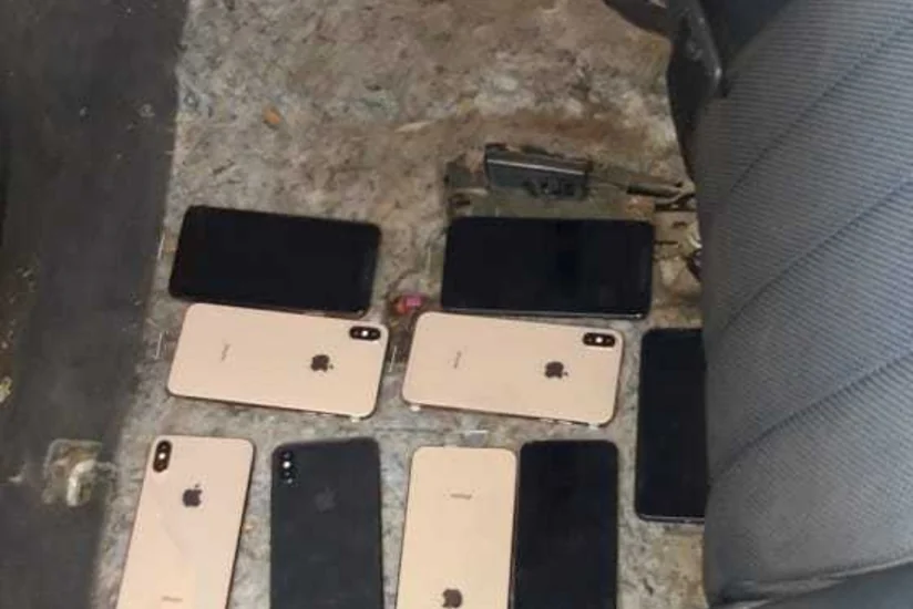 Gömrükçülər avtomobil salonunda gizlədilən mobil telefonlar aşkar edib