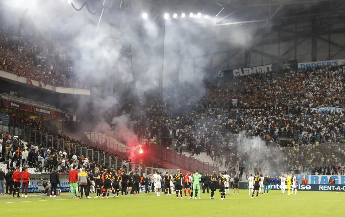 UEFA Qalatasarayın oyunundakı erməni bayrağına görə intizam işi açıb