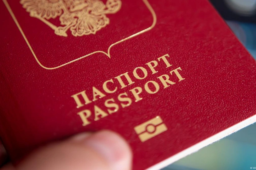 Литва и Латвия перестали признавать пятилетние загранпаспорта россиян