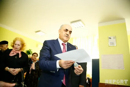 Səlim Müslümov Prezident seçkilərində səs verib
