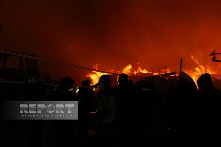FHN: Küləkli hava, ərazidəki yüksək gərginlikli elektrik xətləri yanğının söndürülməsini çətinləşdirib  