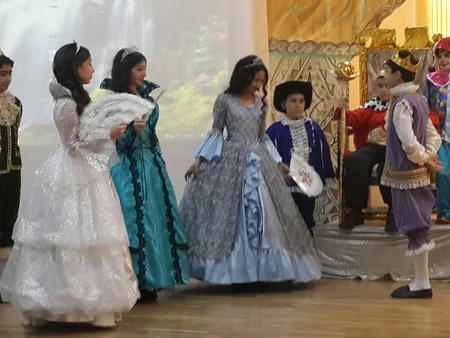 Bakı məktəbliləri Şekspirin Kral Lir əsərini ingilis dilində səhnələşdirib - FOTO