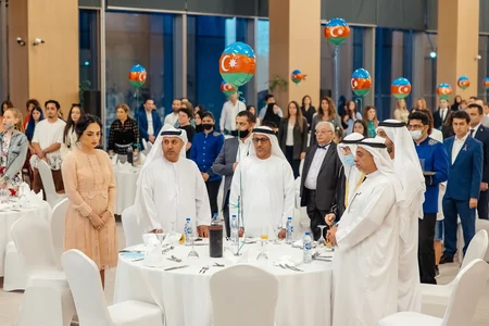 Cıdır düzündə dalğalandırılmış Azərbaycan bayrağı Dubayın mərkəzində