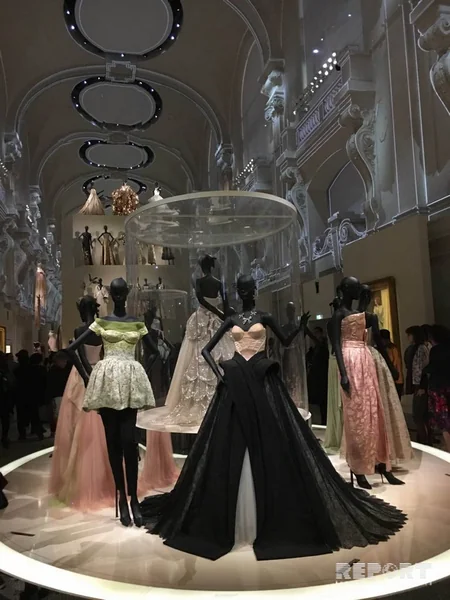 Parisdə məşhur modelyer Kristian Diorun yaradıcılığının 70 illiyi qeyd olunub - FOTOREPORTAJ