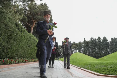 Azerbaijani people commemorate National Leader Heydar Aliyev