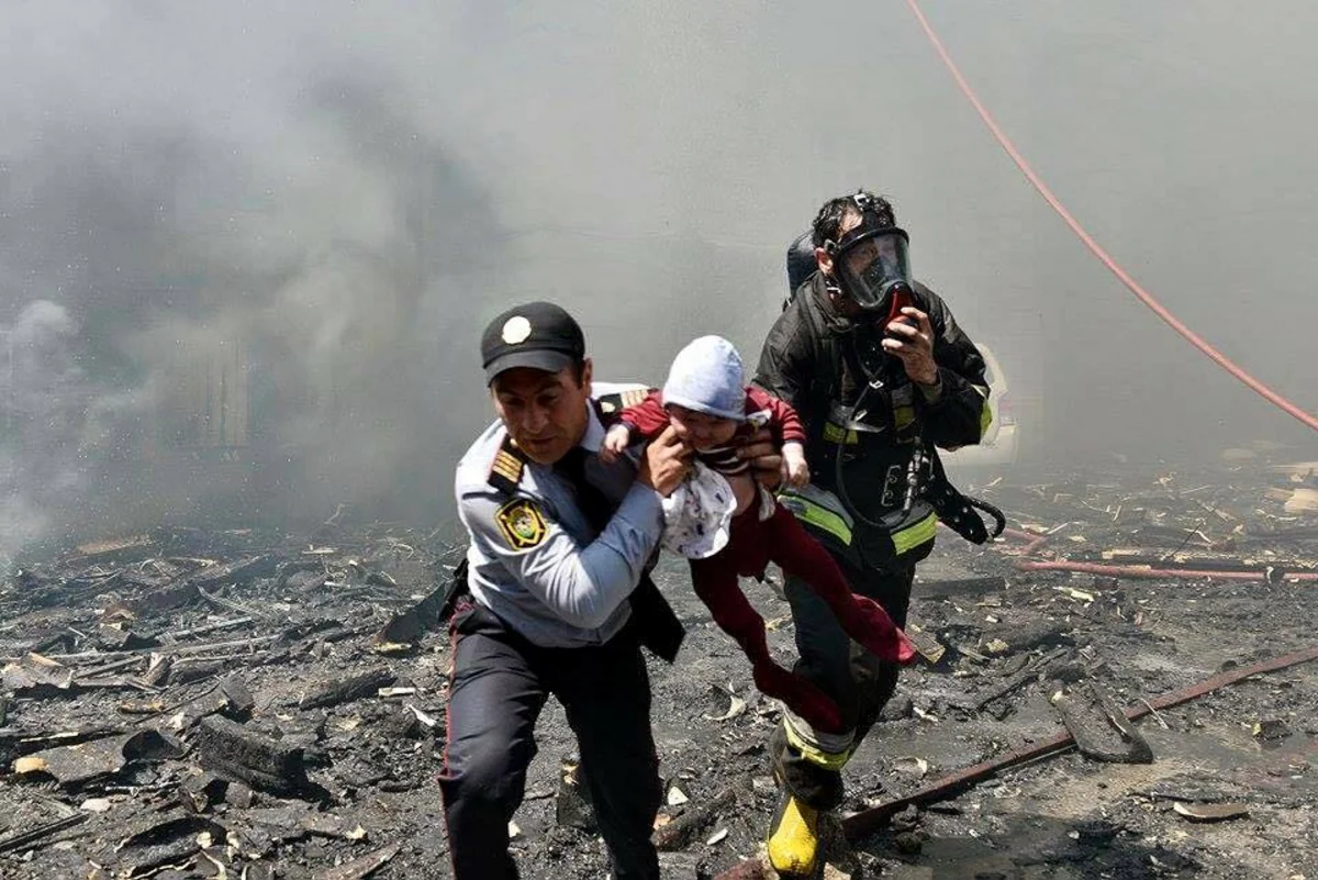 Polis əməkdaşı: “​Binəqədidə yanan binada üç nəfəri xilas etdim...”
