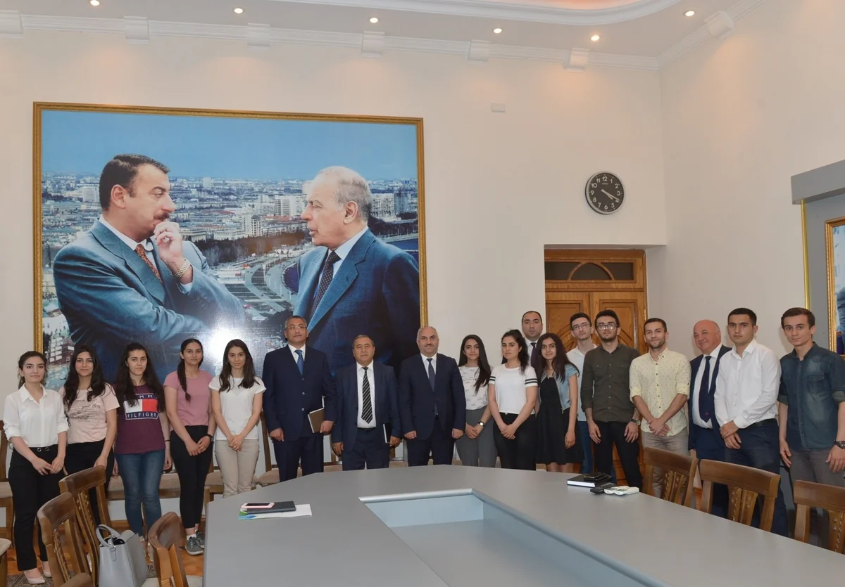 Rövşən Rzayev bir qrup məcburi köçkün tələbə ilə görüşüb