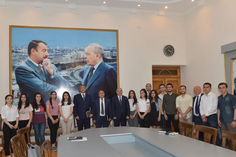Rövşən Rzayev bir qrup məcburi köçkün tələbə ilə görüşüb