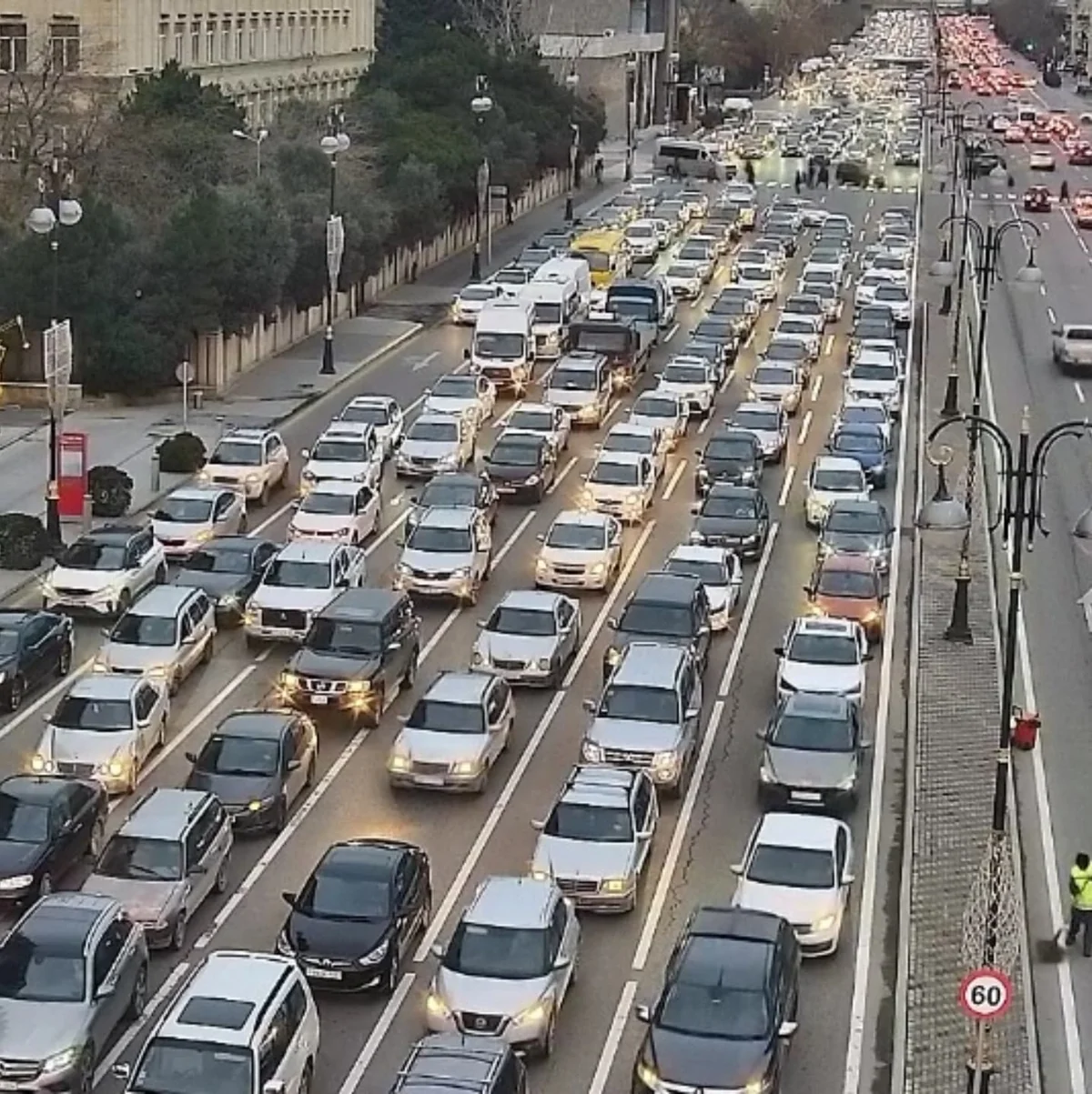 Bakının bir sıra yollarında tıxac yaranıb