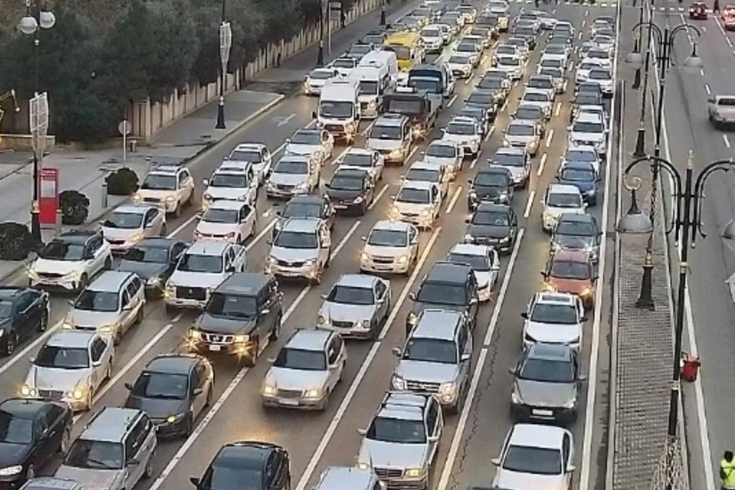 Bakının bir sıra yollarında tıxac yaranıb