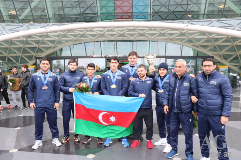 Avropa çempionatında beş medal qazanan Azərbaycan yığması Bakıya qayıdıb