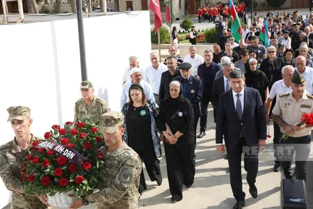 Azərbaycan xalqı antiterror şəhidlərinin məzarlarını ziyarət edir