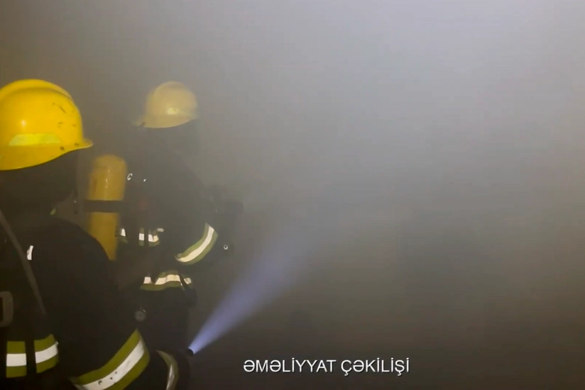 Bakıda çoxmərtəbəli yaşayış binasındakı yanğın söndürülüb, 3 nəfər xilas olunub - YENİLƏNİB
