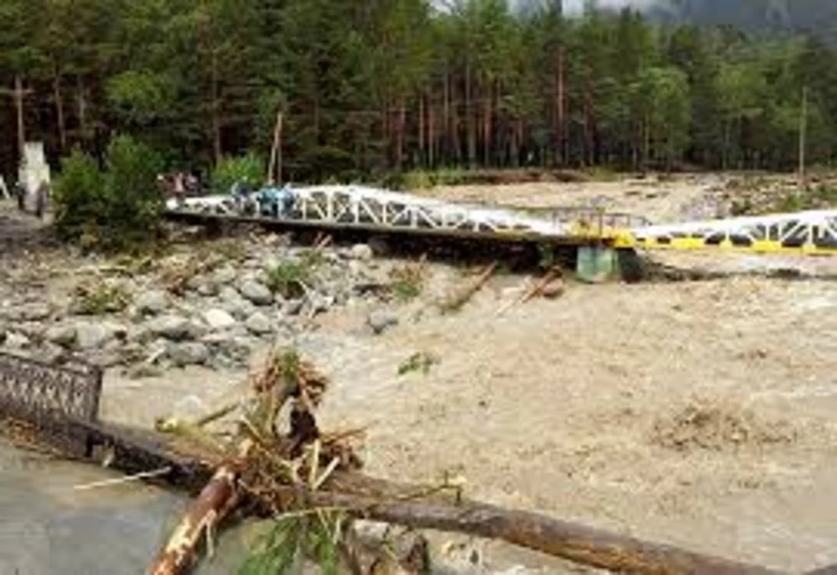 ​İranda sel 10 nəfəri aparıb
