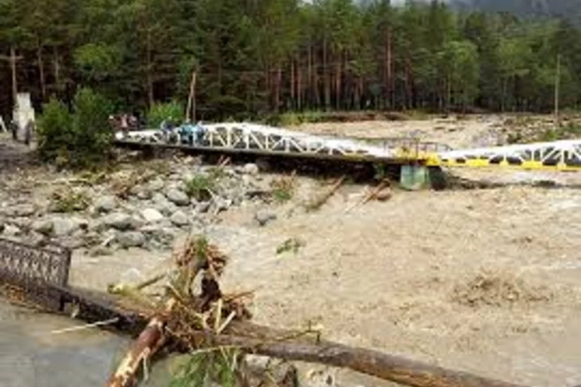 ​İranda sel 10 nəfəri aparıb