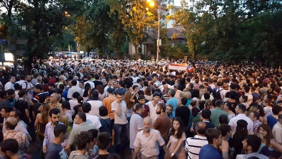 Сторонники и противники Кочаряна  проводят акции у здания суда в Ереване