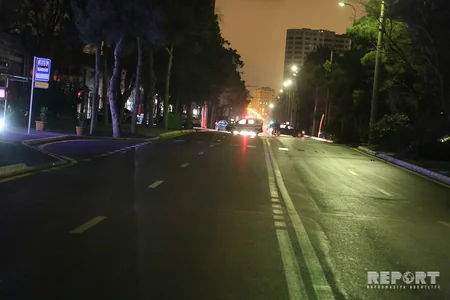 Bakıda güclü küləyin dağıtdığı dam örtüyü ətrafdakı insanlara təhlükə yaradıb - FOTO - VİDEO