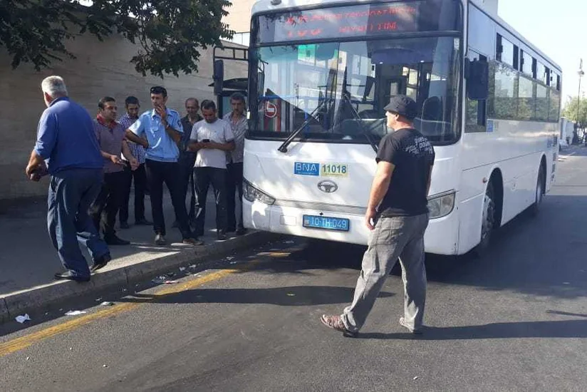 В Баку нетрезвый мужчина, преградив дорогу автобусу, пригрозил пассажирам расправой - ФOTO - ВИДЕО